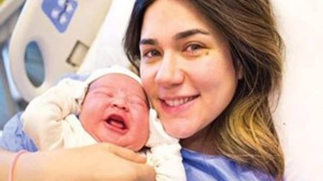 Buse Varol'dan oğlu ile ilk paylaşım!