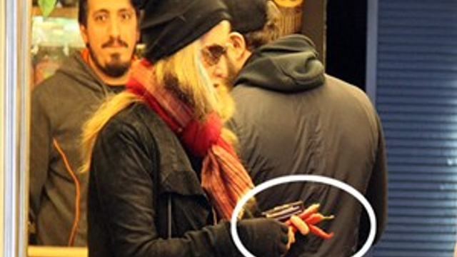 Bennu Gerede elinde kırmızı biberle Nişantaşı sokaklarında