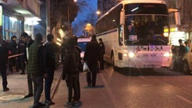 Muavin ve otobüs şoförünün kafasına silah dayayıp rehin aldı