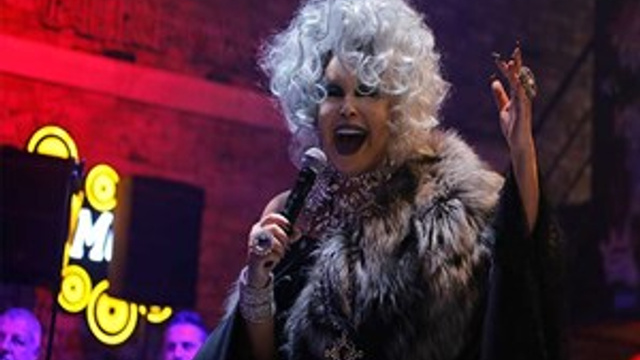 Bülent Ersoy stiliyle dikkatleri üzerinde topladı