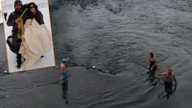 Tunceli'de 3 arkadaş buz gibi Munzur Çayı’nda yüzdü