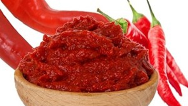 Marketten aldığı biber salçasının içinden solucan çıktı