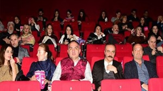 Sinemaya giden Kültür Bakanı Ersoy'a 30 dakika reklam izlettiler!