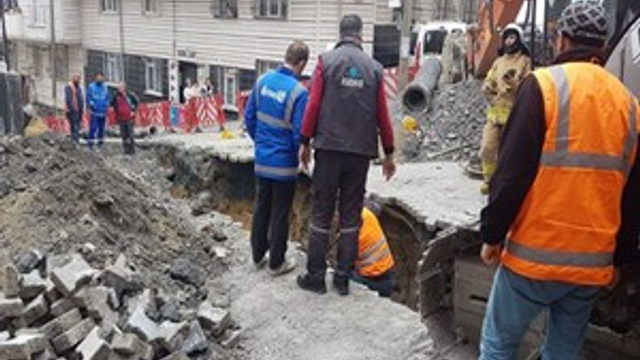 Esenyurt'ta alt yapı çalışması sırasında doğalgaz borusu delindi
