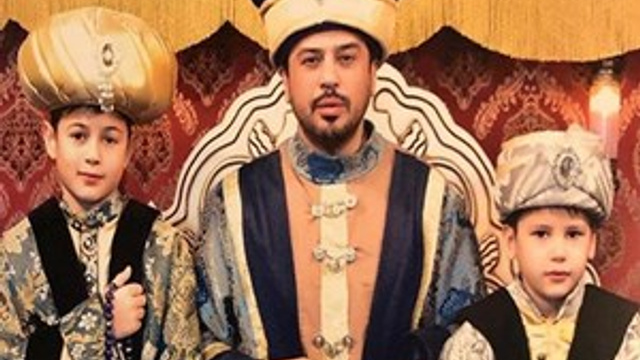 Emre Altuğ ve oğullarından fetih pozu