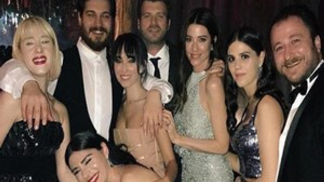 Çağatay Ulusoy ve Duygu Sarışın aynı karede