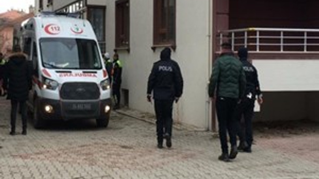 Trafik polisi evinde intihar etti