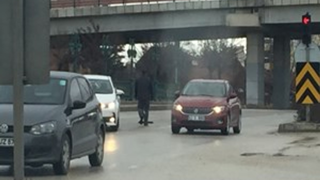Yola düşen masa trafiği birbirine kattı