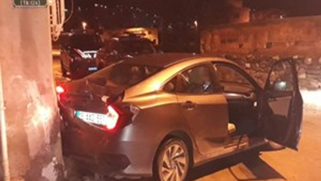 Jandarmadan kaçmak isterken evin duvarına çarptı!