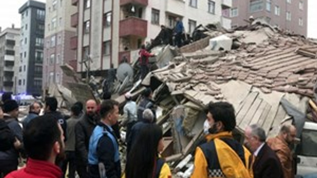 Çöken binada çalışmalar sürüyor