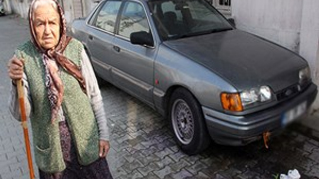 Eski sevgili arabayı kundaklamak istedi!
