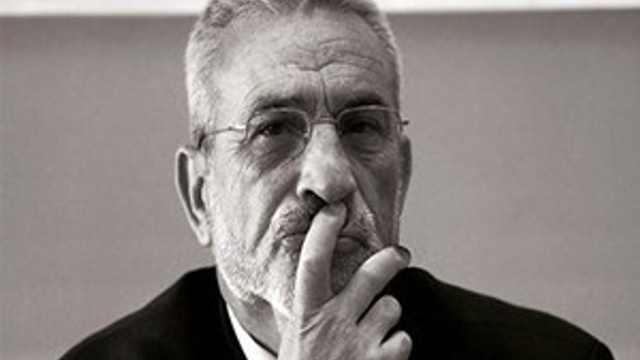Ünlü şair kalp krizi geçirdi!