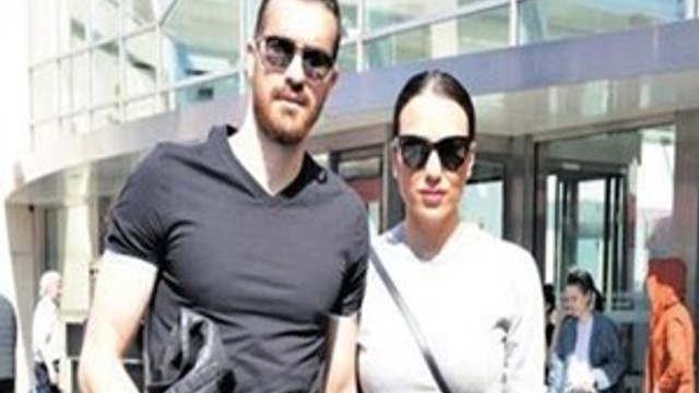 Harun Tekin eşiyle güzel havanın tadını çıkardı