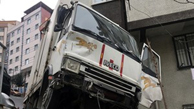 Şişli'de freni patlayan kamyonet ortalığı savaş alanına çevirdi!