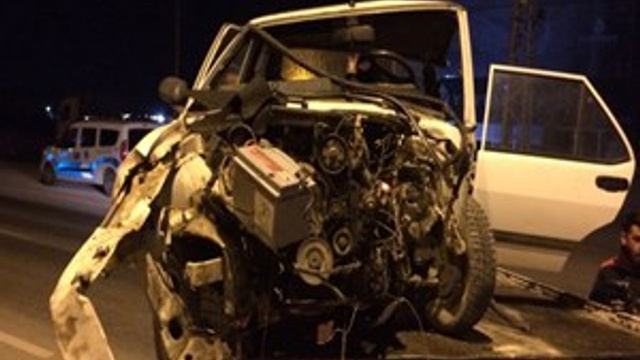 Ağaca çarpan otomobilin sürücüsünü sıkıştığı yerden itfaiye kurtardı