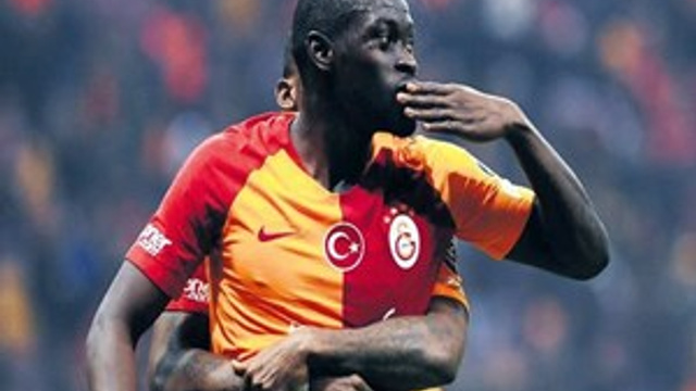 Senegalli futbolcu hayat veriyor