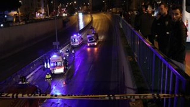 Hafif ticari araç 10 metre yükseklikten uçtu