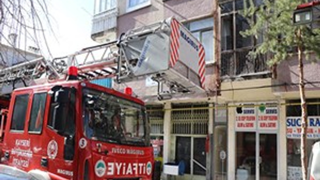 Kocasına kızıp evi ateşe verdi!