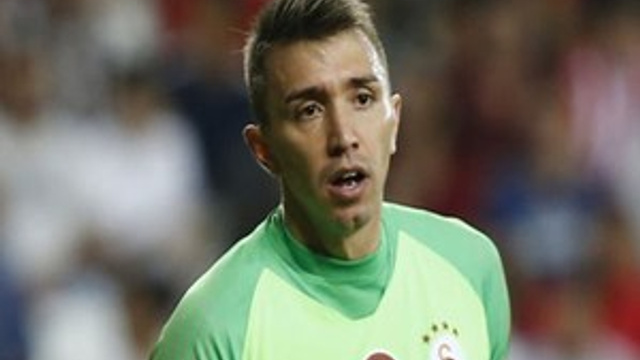 Muslera Arjantin’e uçacak