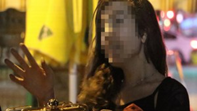 Trans bireye öpücük attığı adamdan öldüresiye dayak!