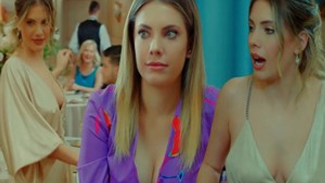 Eda Ece'nin göğüs dekoltesi diziyi karıştırdı!
