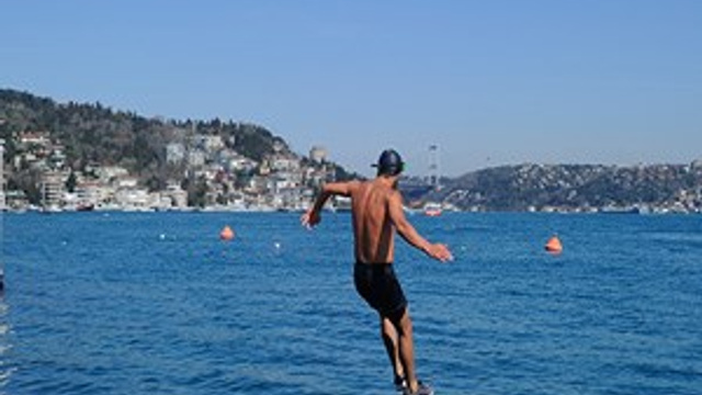 İstanbul'da bazı vatandaşlar denize girdi