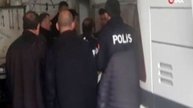 Otobüsün motor kısmına giren şahıs sıkıştı!