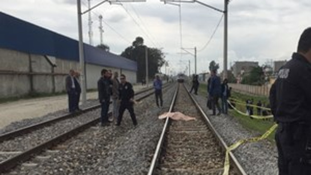 Trenin önüne atlayarak intihar etti!