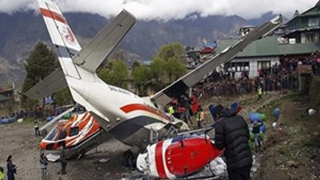 Nepal'de yolcu uçağı pistteki helikoptere çarptı