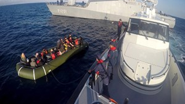 Şişme lastik botta 15'i çocuk 41 mülteci yakalandı