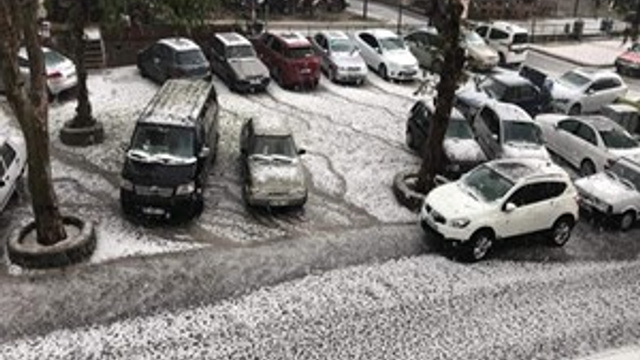 İzmir Tire'de kar gibi dolu yağdı