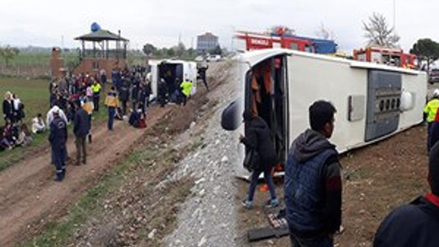 Denizli'de öğrencileri taşıyan otobüs devrildi