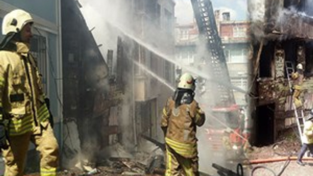Beyoğlu'nda 3 katlı metruk bina böyle çöktü