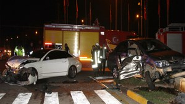 Otomobiller kavşakta çarpıştı!..