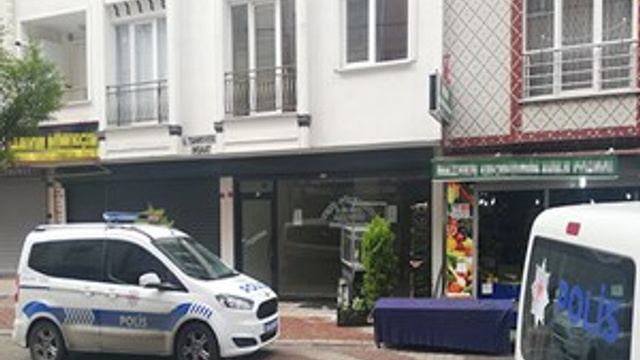 Elektriğini kesmeye geldiği evde bıçaklı saldırıya uğradı!