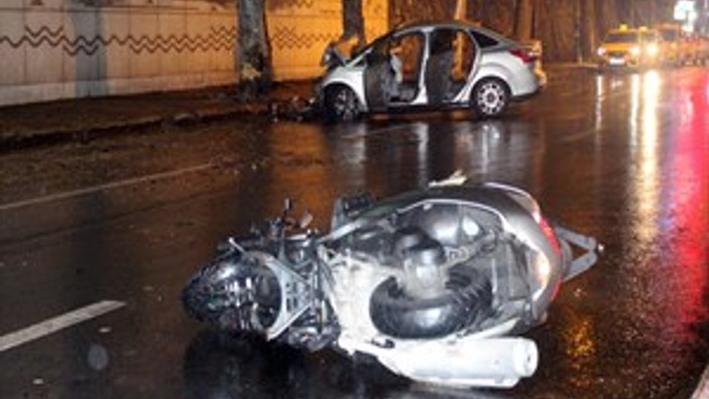 Motosiklet otomobilin altında 400 metre sürüklendi!
