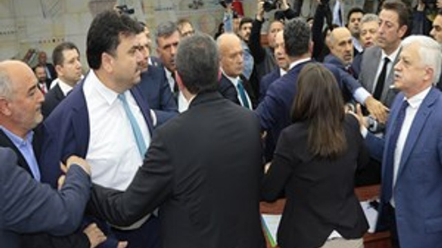 Büyükşehir Belediye Meclisi Encümen Üyeliği seçimlerinde arbede