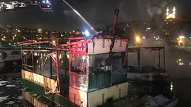 Haliç'te kafe olarak kullanılan 2 teknede yangın