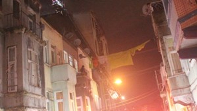 Beyoğlu’nda korkutan çatı yangını