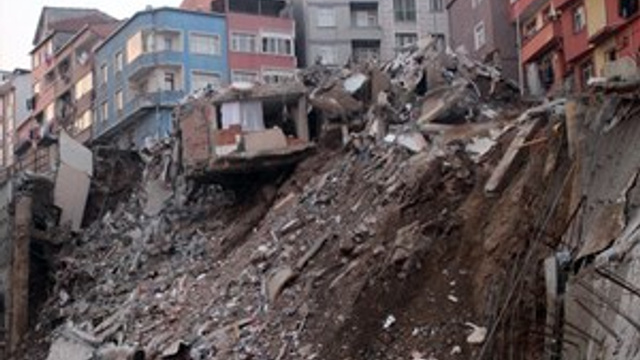 Kağıthane'deki enkaz gün ağarınca ortaya çıktı
