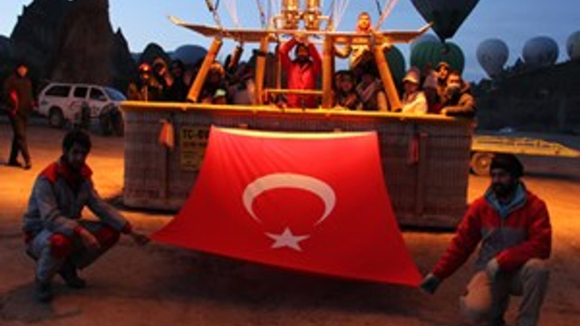 Kapadokya’da balonlar 23 Nisan için Türk bayraklarıyla havalandı