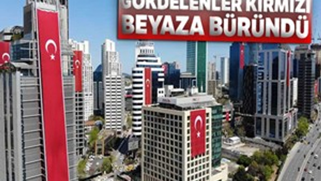 İstanbul'da gökdelenler kırmızı beyaza büründü
