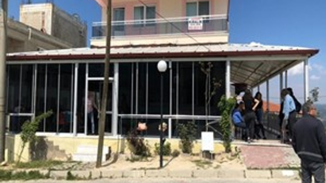 Ayrı yaşadığı eşinin boğazını kesti!