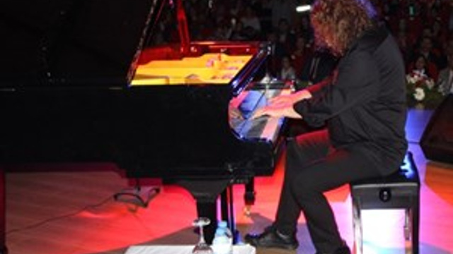 Piyanist Tuluyhan Uğurlu konserini şehitlere atfetti