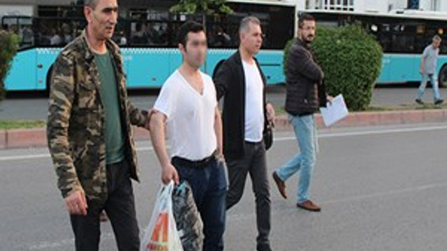 Eve geç gelen kızını kadın kılığına girip takip etti!