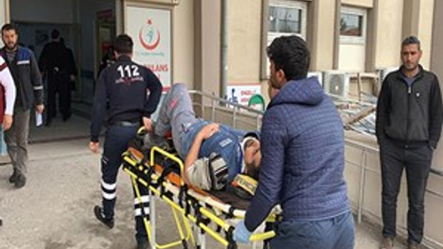 İnşaat iskelesi çöktü: 2 yaralı