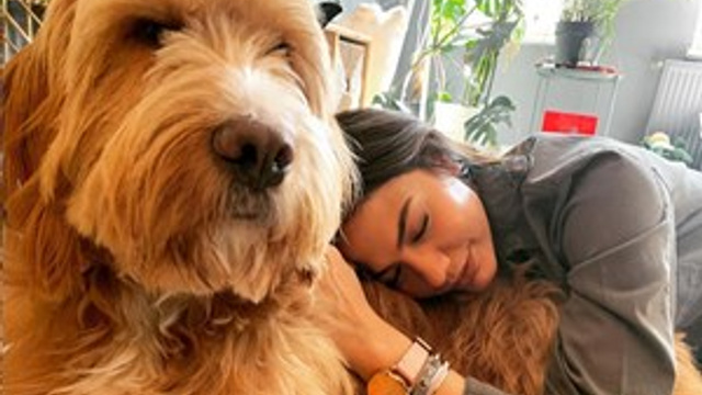 Demet Özdemir sevimli köpeğiyle poz verdi
