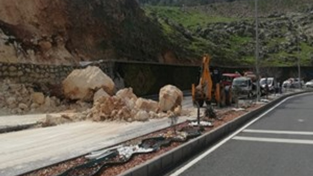 Mardin'de heyelan: "Dev kaya parçaları yola düştü"