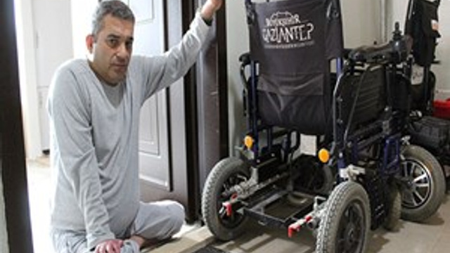 Vicdansız hırsızlar engelli aracındaki aküyü çaldılar