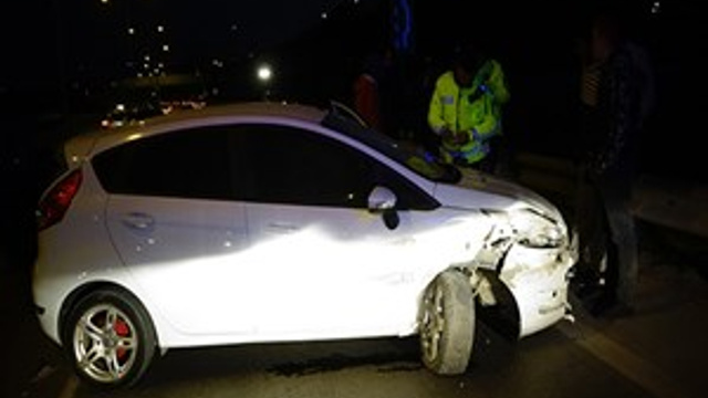 Pendik'te kontrolden çıkan araç bariyerlere çarptı!